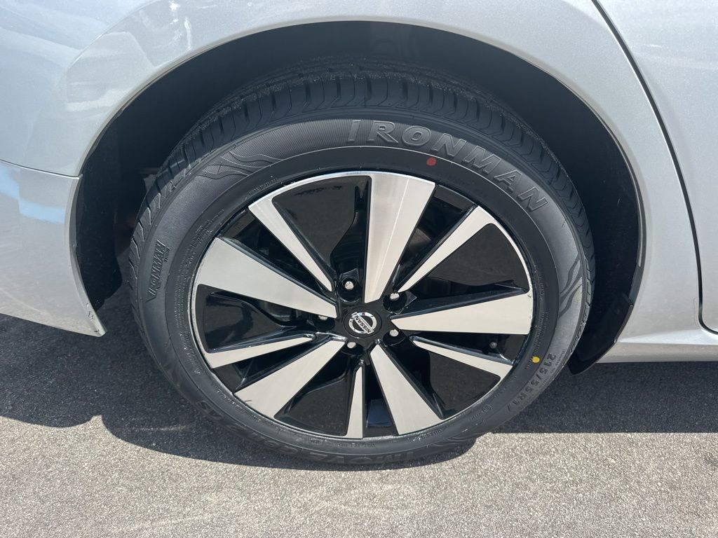 2022 Brilliant Silver Metallic Nissan Altima 2.5 SV FWD Sedan