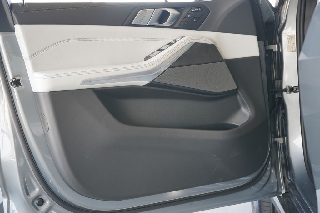 Thumbnail: 2026 BMW X7 - 10