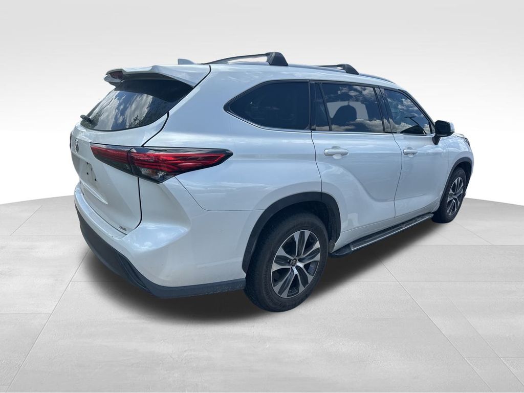 2022 Toyota Highlander XLE FWD SUV