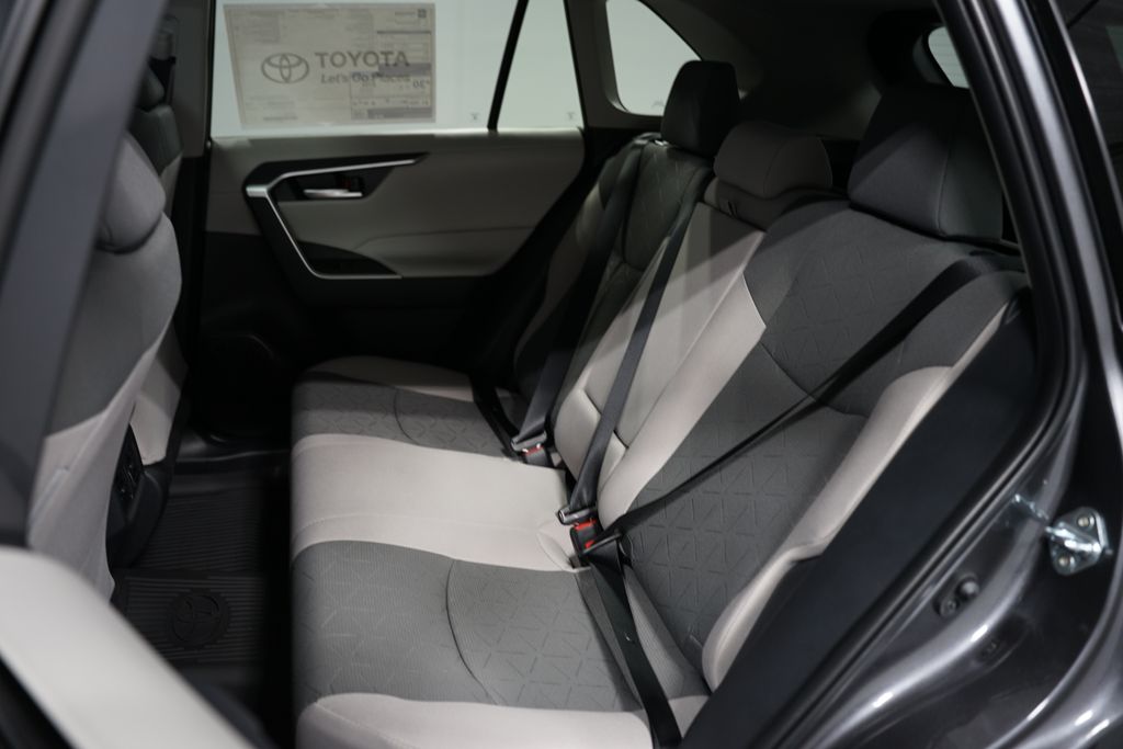 2025 Toyota RAV4 XLE 29