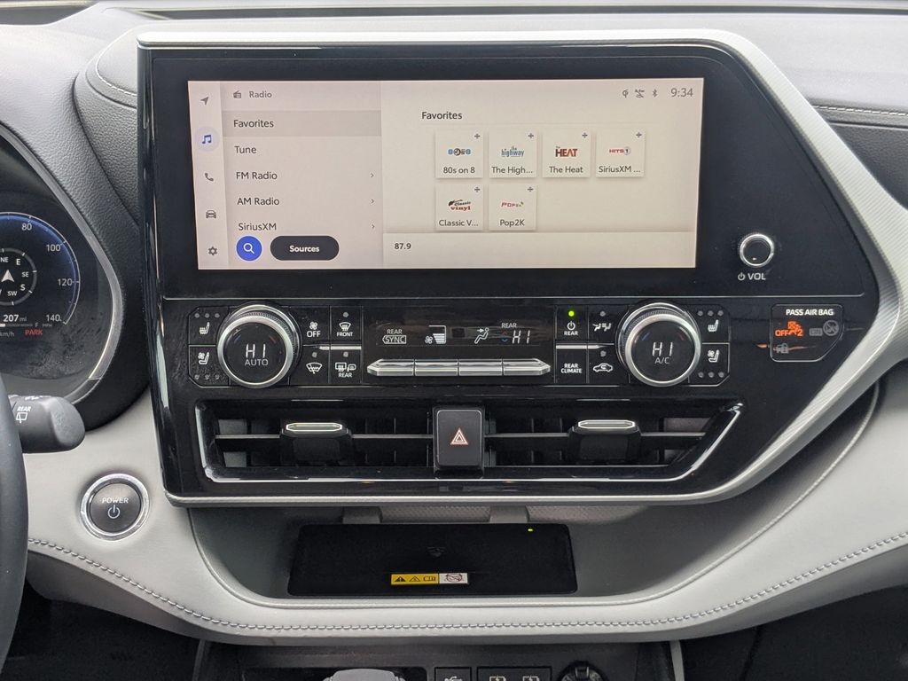 2023 Toyota Highlander Hybrid Platinum