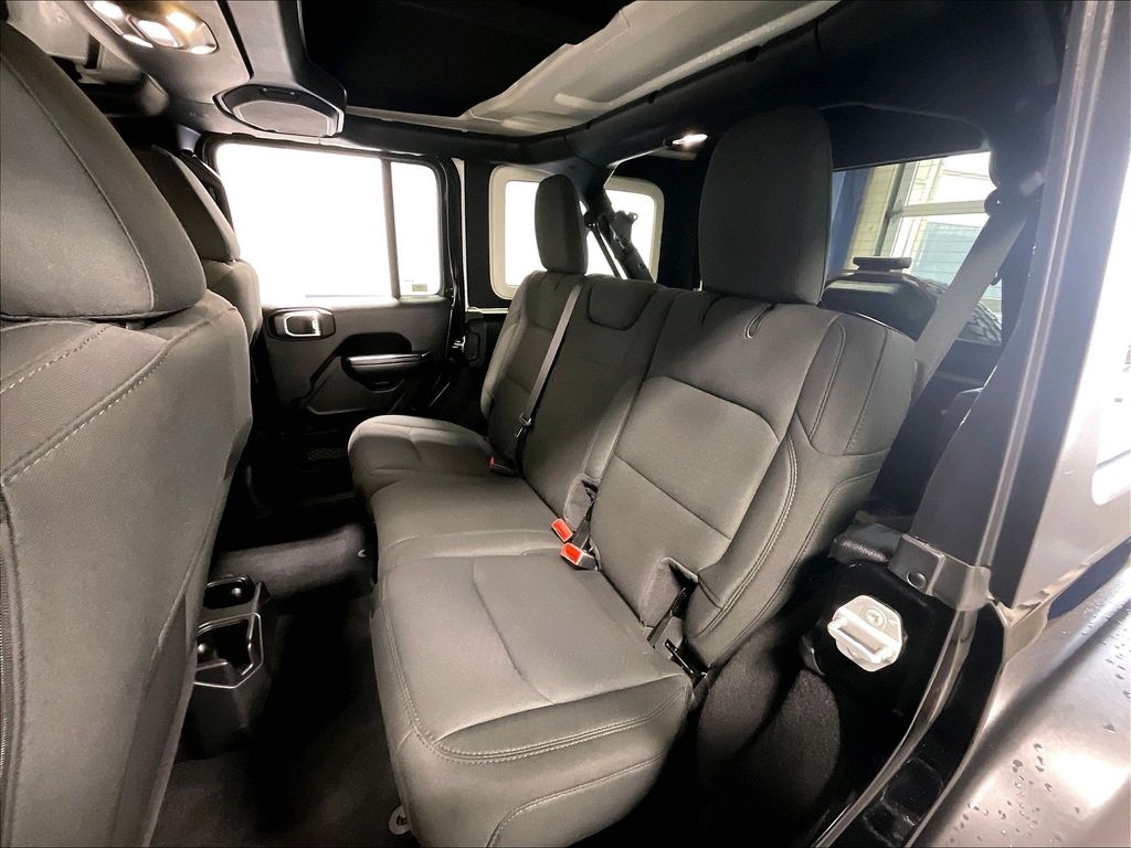 2021 Jeep Wrangler — photo 15