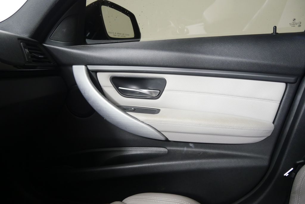 Thumbnail: 2013 BMW 3 Series - 21