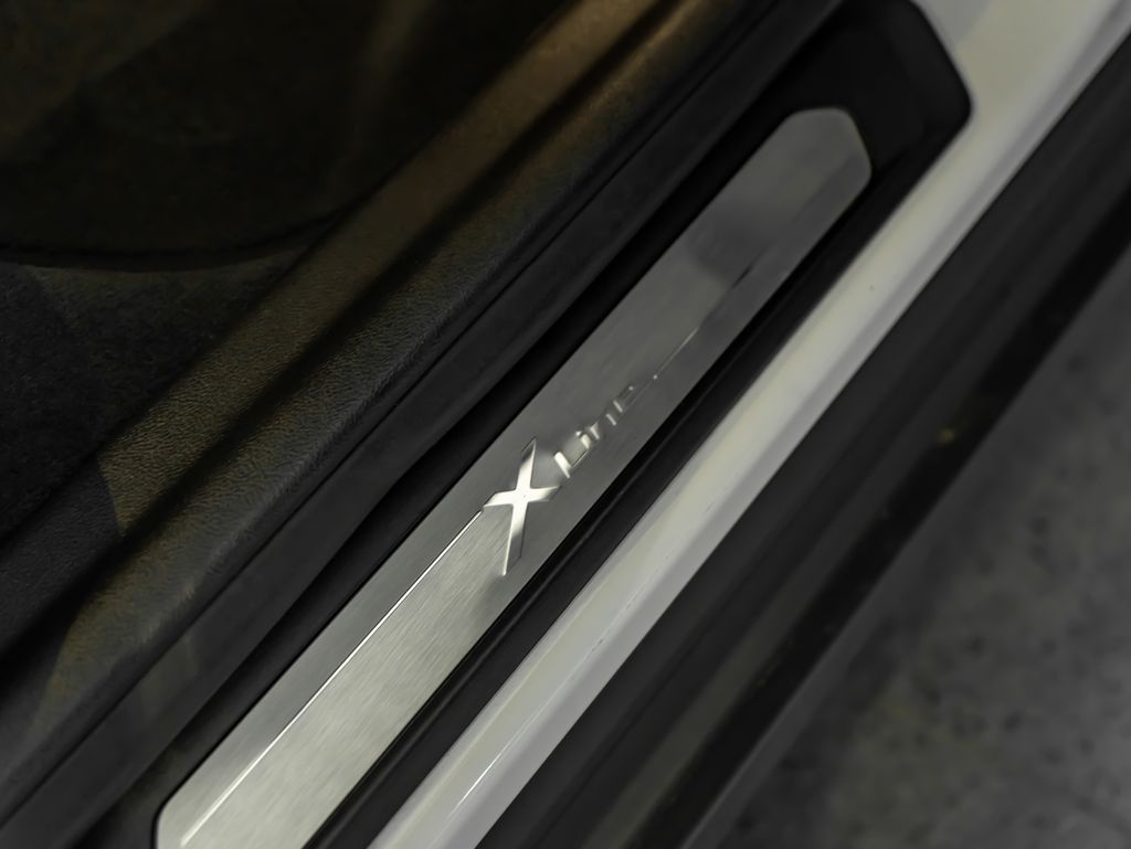 Used 2021 White BMW xDrive30i image 28