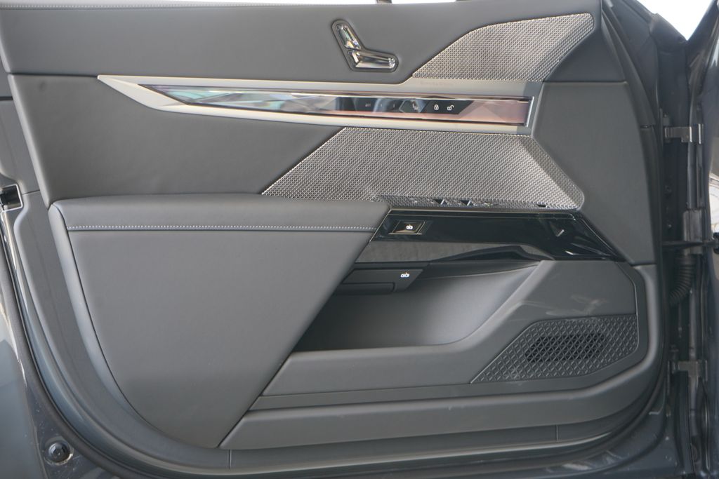 Thumbnail: 2025 BMW 7 Series - 10