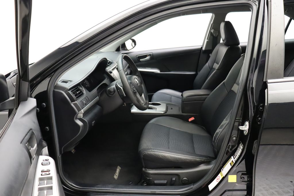 2014 Toyota Camry SE 14