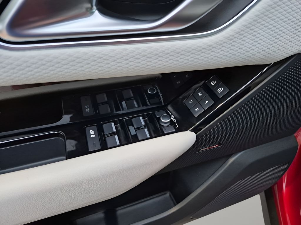 Used 2021  Land Rover P250 R-Dynamic S image 28