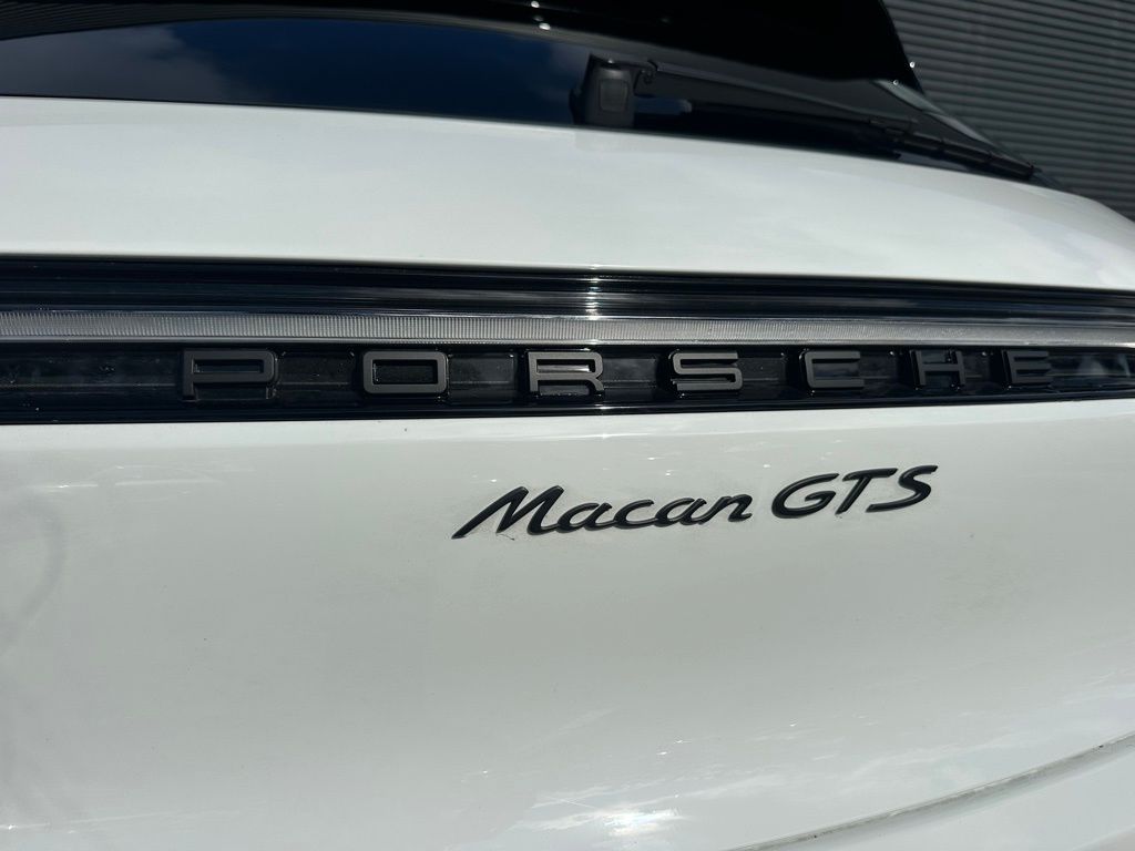 Thumbnail: 2026 Porsche Macan - 14