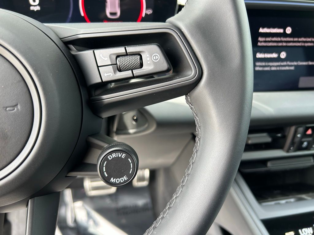 Thumbnail: 2025 Porsche Macan - 17