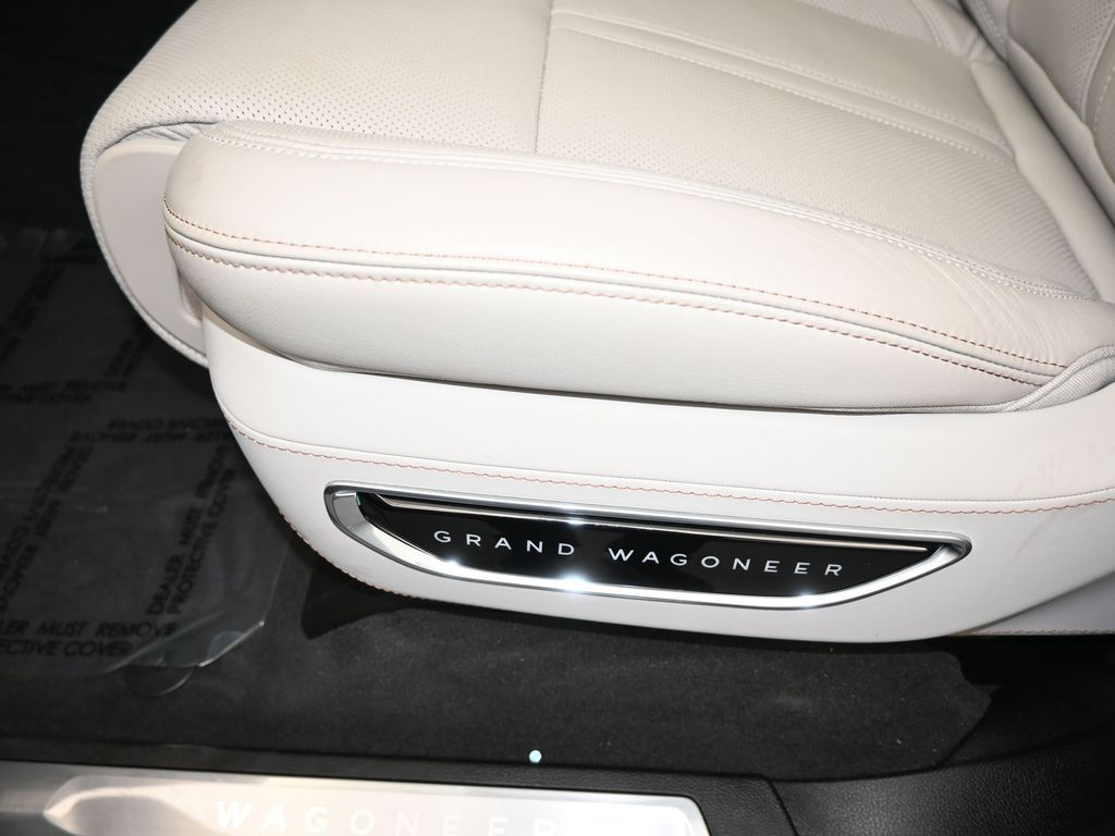 Used 2024 Diamond Black Crystal Pearlcoat Jeep Base image 17