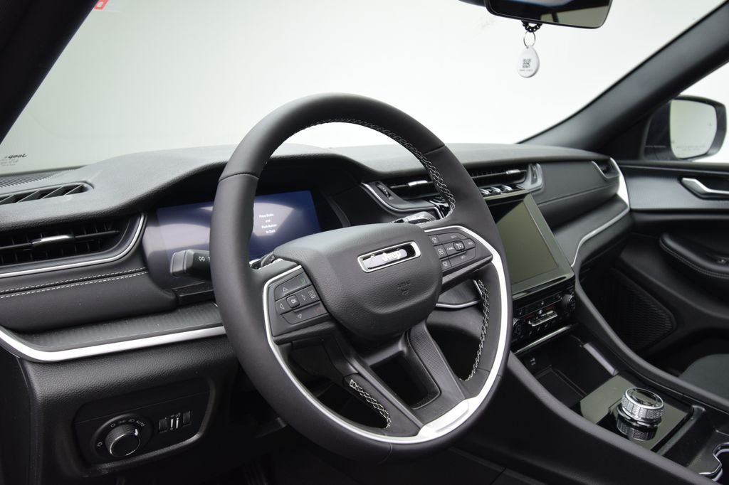 new 2026 Jeep Grand Cherokee car, priced at $43,595