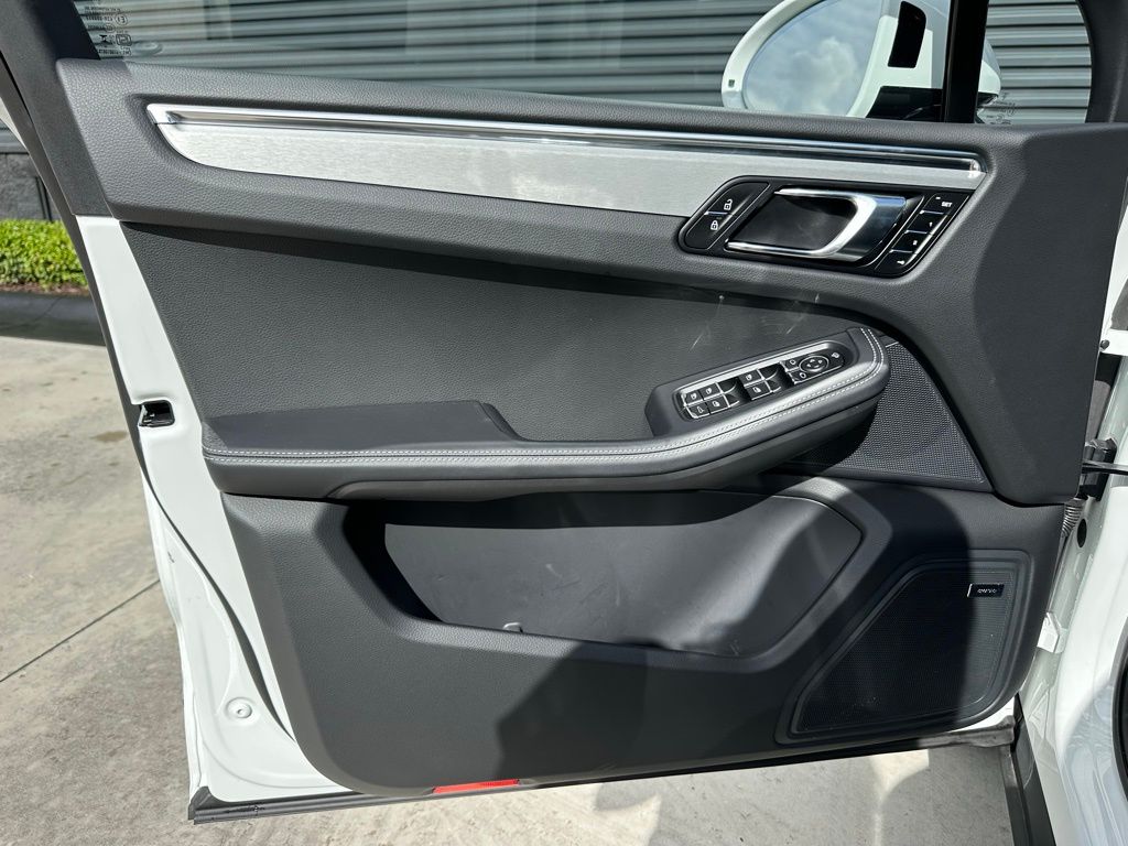 Thumbnail: 2025 Porsche Macan - 18