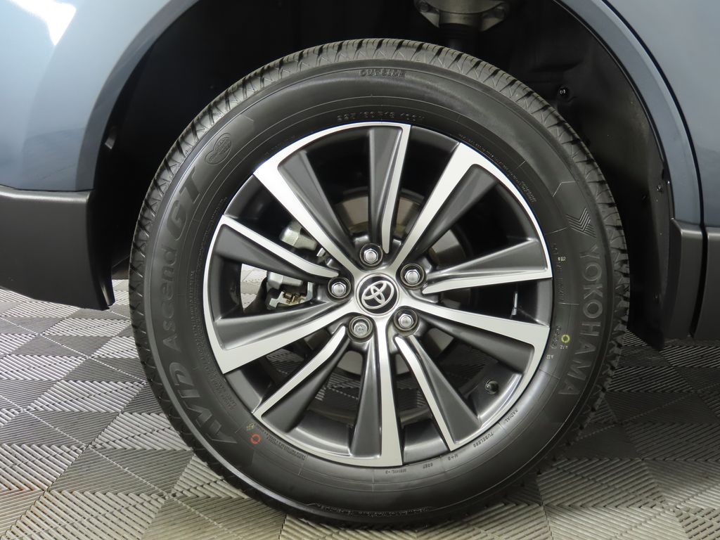 2021 Toyota Venza LE 32