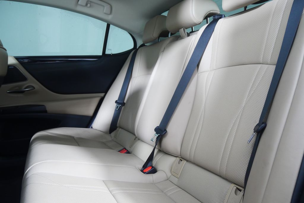 Thumbnail: 2021 Lexus ES - 17