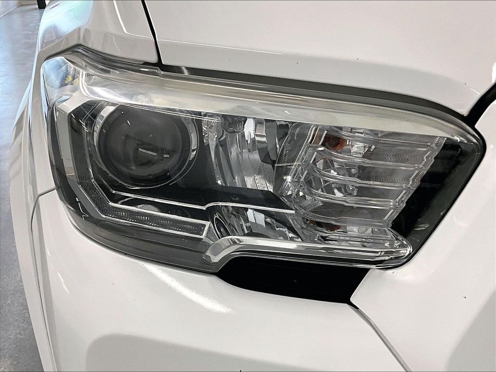 2017 Toyota Tacoma — photo 30