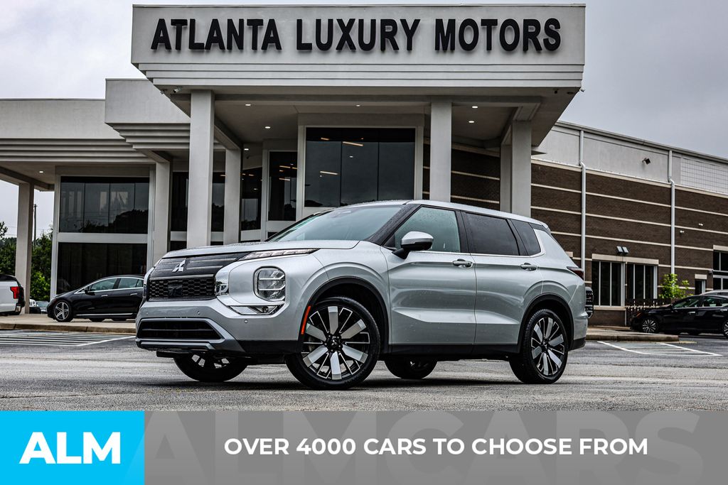 Used 2025 Silver Mitsubishi SE image 3