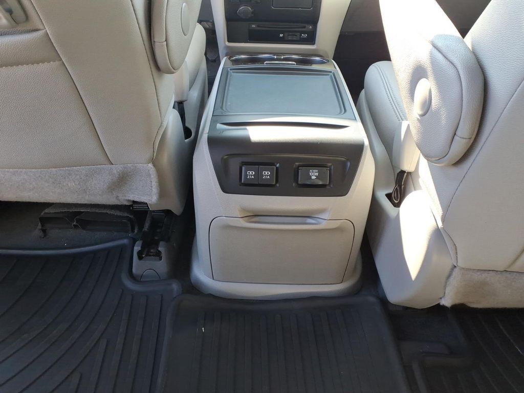 Used 2019 White Toyota XLE Premium image 27