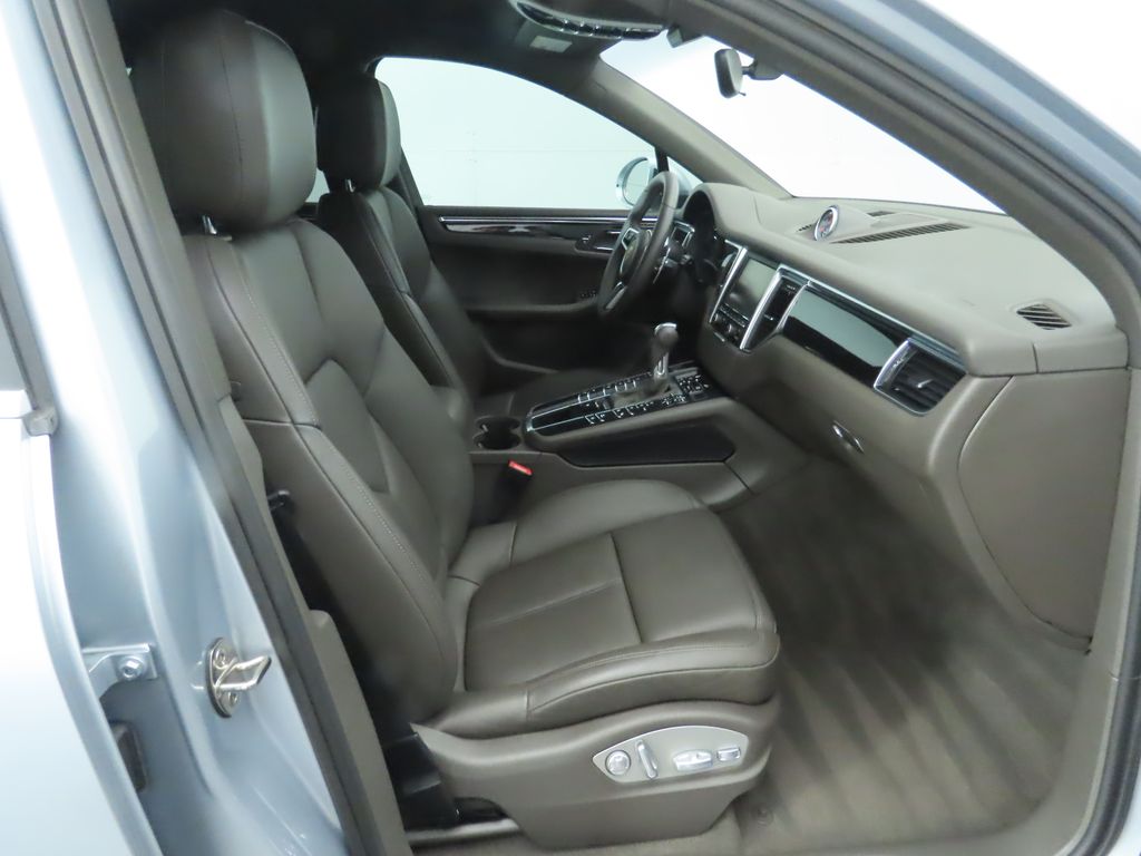 Thumbnail: 2015 Porsche Macan - 23