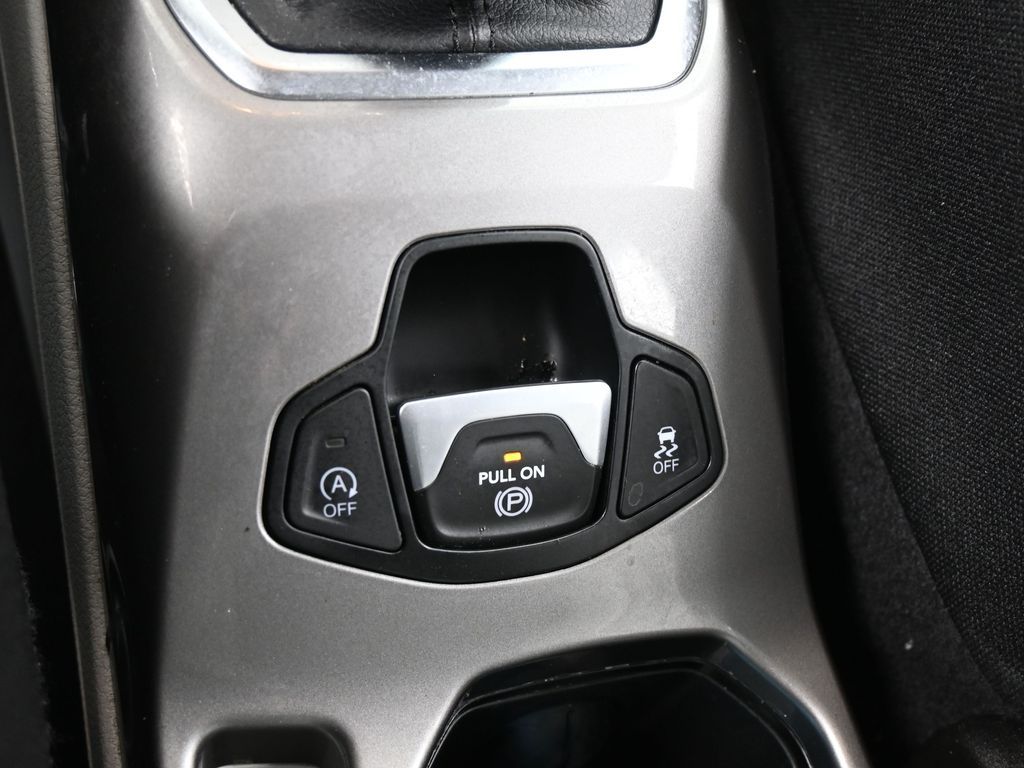 Used 2022 Black Clearcoat Jeep Latitude image 25