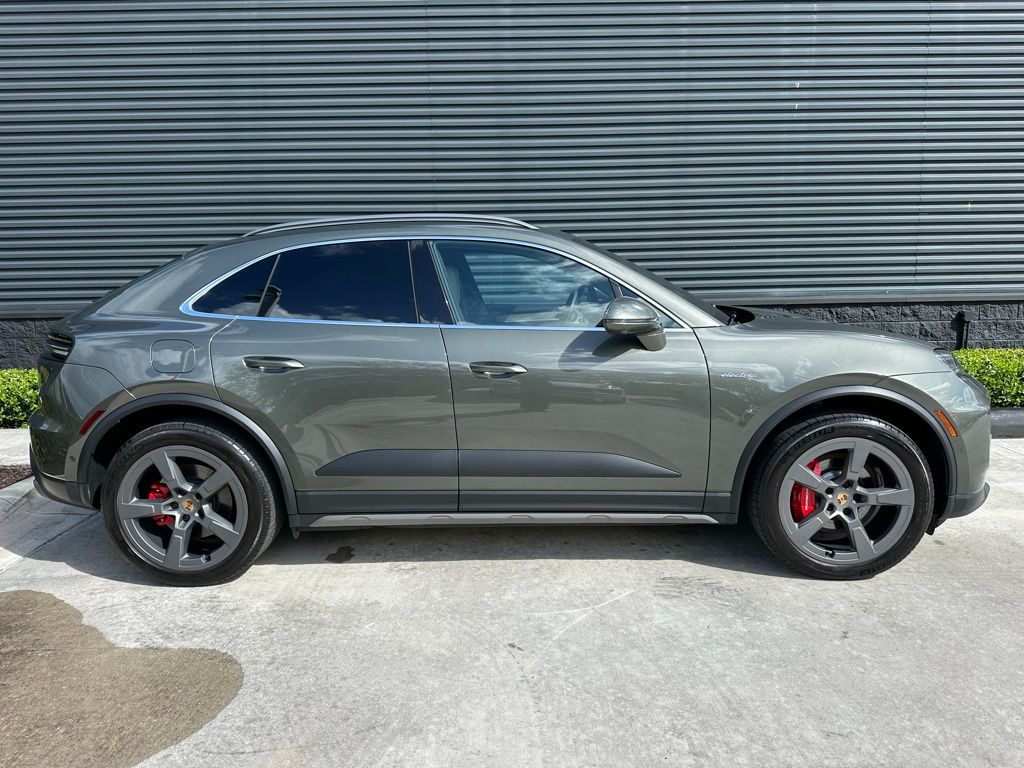 Thumbnail: 2025 Porsche Macan - 10