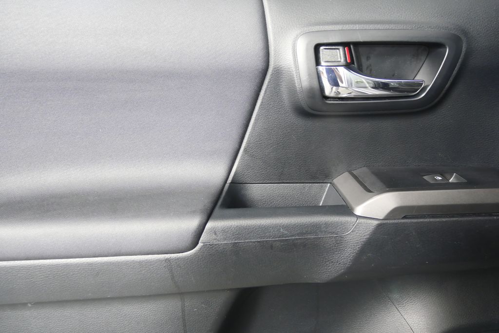 Thumbnail: 2016 Toyota Tacoma - 16