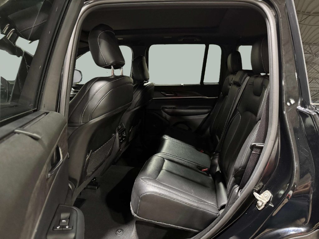 Used 2024 Diamond Black Crystal Pearlcoat Jeep Limited image 25