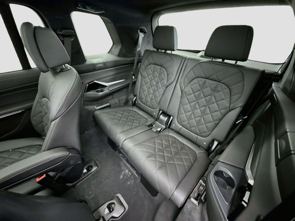 Thumbnail: 2027 BMW X7 - 22
