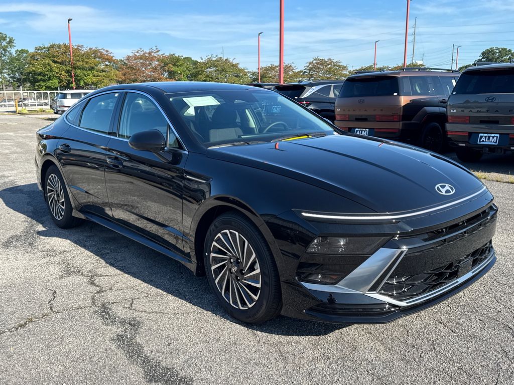 2025 Hyundai Sonata Hybrid SEL photo 2