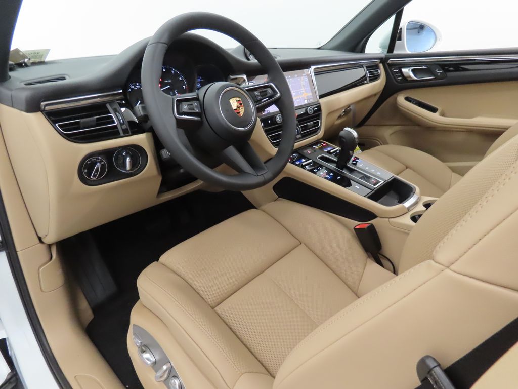 Thumbnail: 2026 Porsche Macan - 4