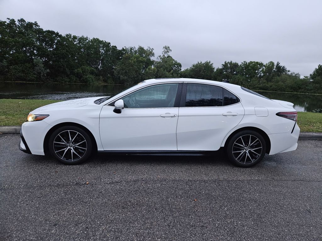 2022 Toyota Camry SE 2