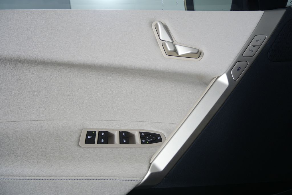 Thumbnail: 2023 BMW iX - 8