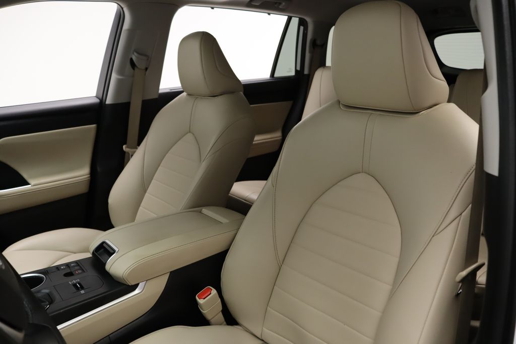 Thumbnail: 2023 Toyota Highlander - 13