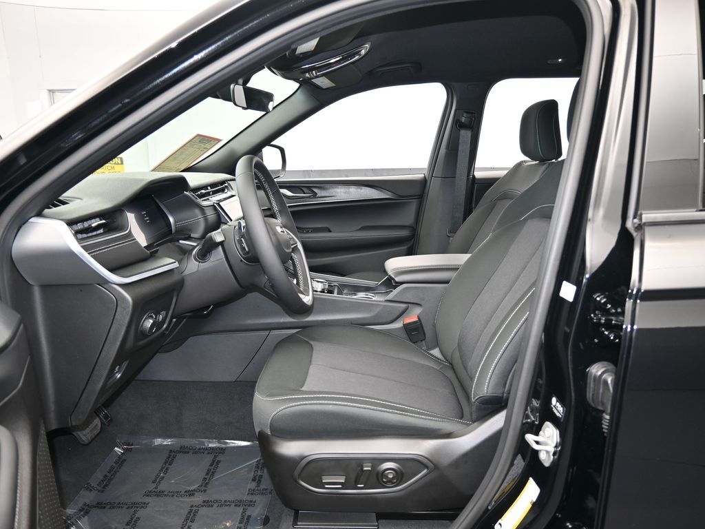 Used 2025 Diamond Black Crystal Pearlcoat Jeep Laredo image 11