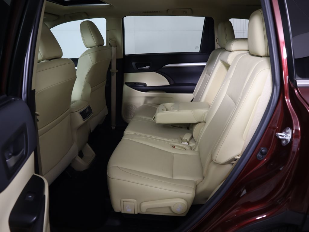 Thumbnail: 2016 Toyota Highlander - 21
