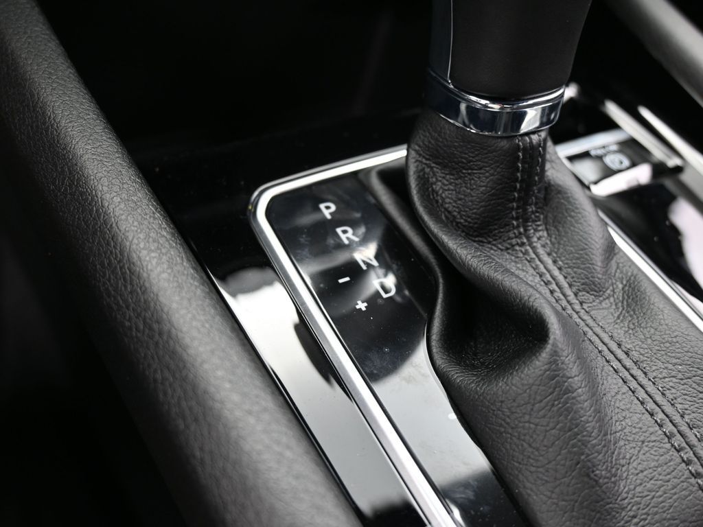 New 2026 Bright White Clearcoat Jeep Latitude image 18