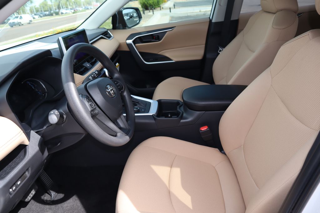 2025 Toyota RAV4 LE 18