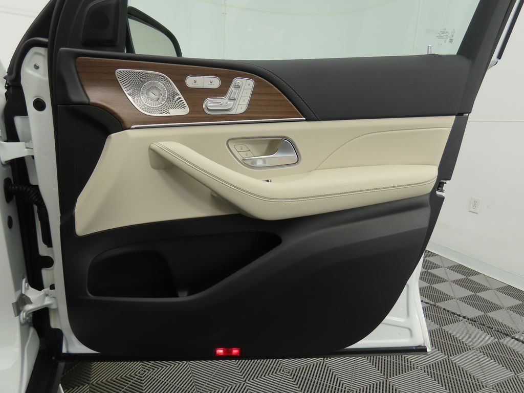 Thumbnail: 2026 Mercedes-Benz GLE - 26