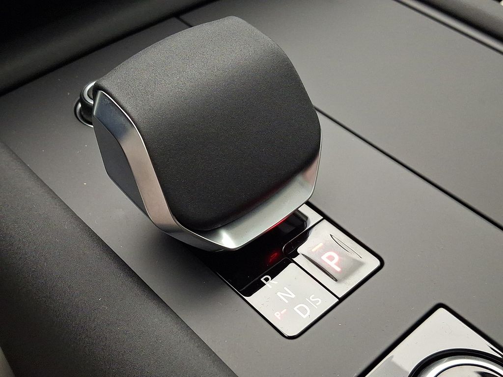 Thumbnail: 2026 Land Rover Discovery - 12