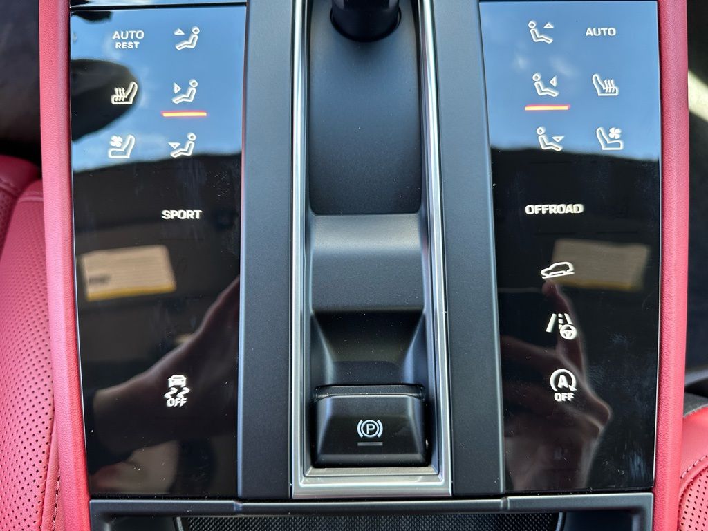 Thumbnail: 2026 Porsche Macan - 25