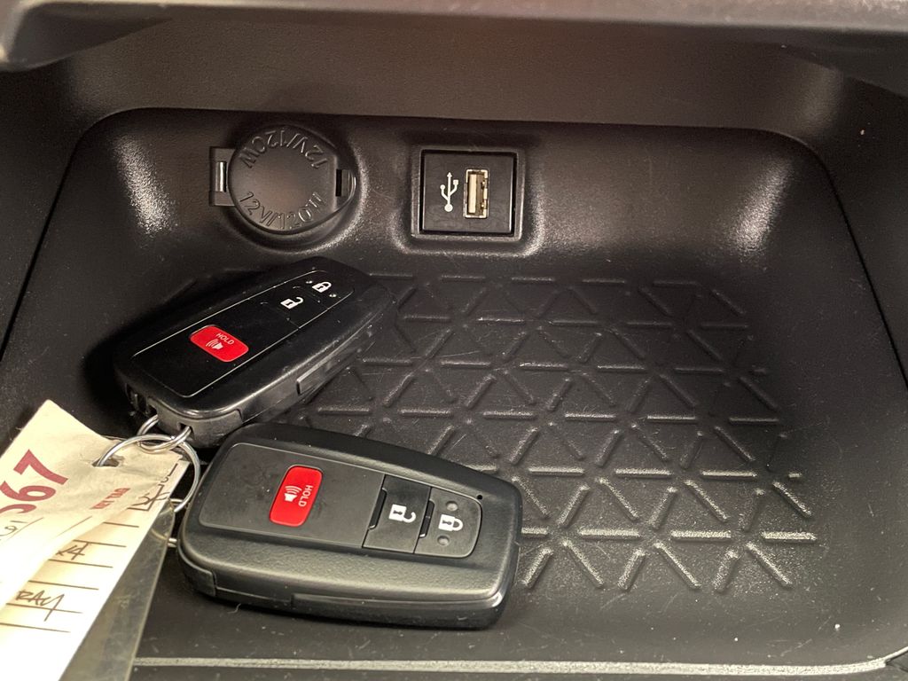 2023 Toyota RAV4 XLE 28