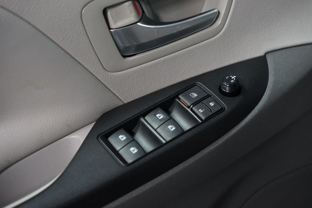 Thumbnail: 2017 Toyota Sienna - 27