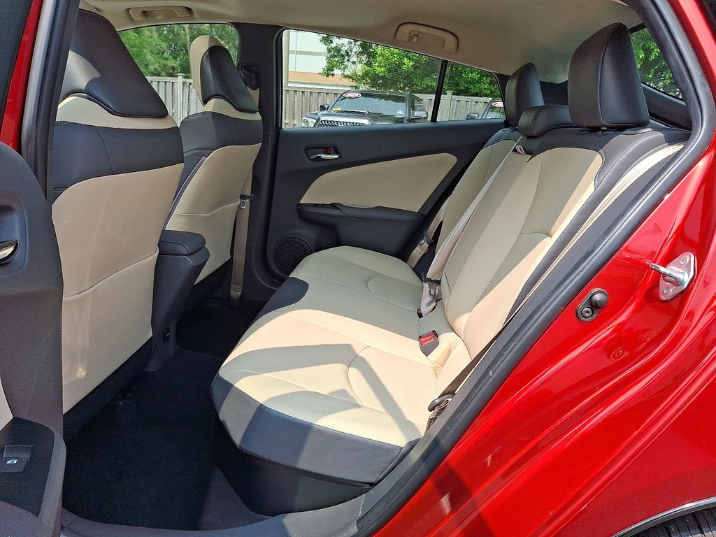 2017 Toyota Prius Four 10