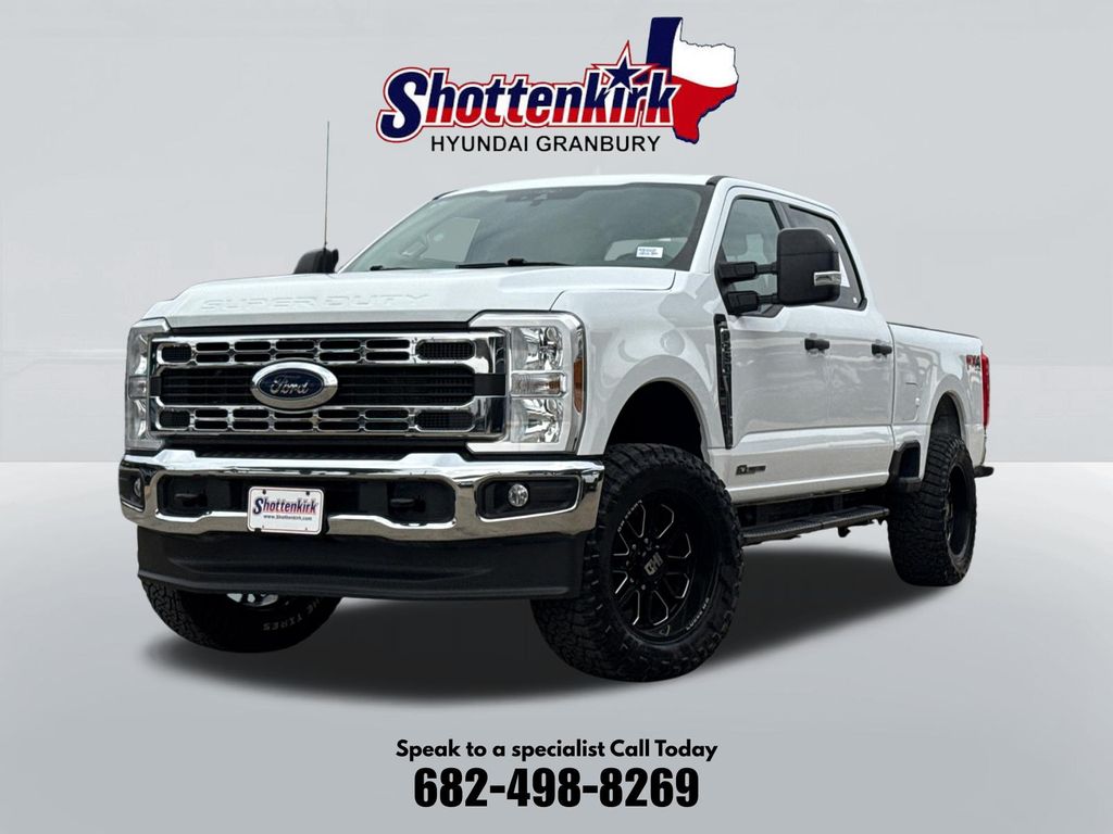 Oxford White 2025 Ford F-250 Super Duty Pickup Truck Four-Wheel Drive Automatic