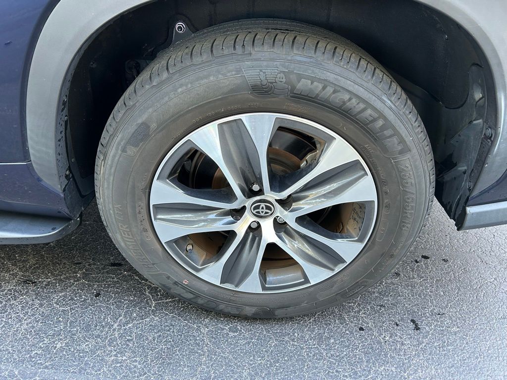 Thumbnail: 2023 Toyota Highlander - 9