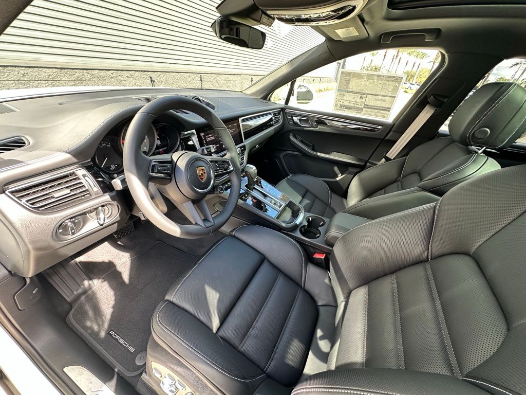 Thumbnail: 2026 Porsche Macan - 4