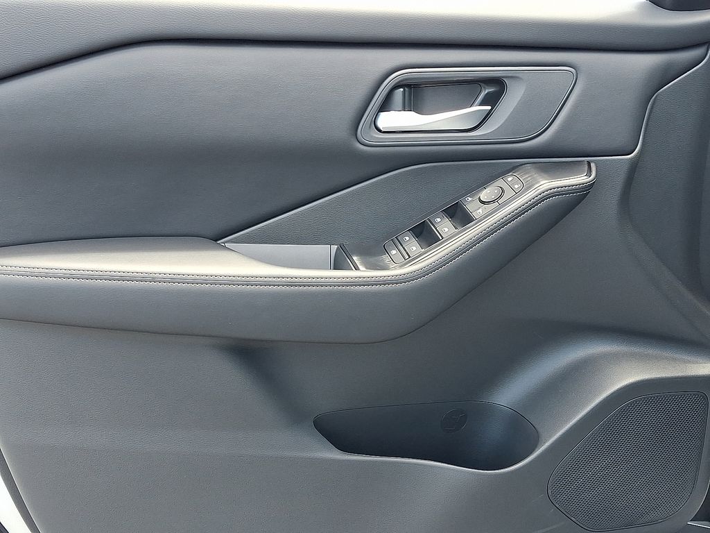 2025 Nissan Rogue — photo 13