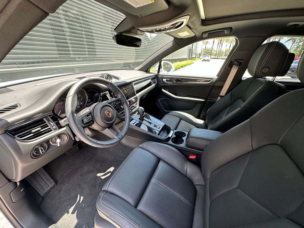 2025 Porsche Macan  4