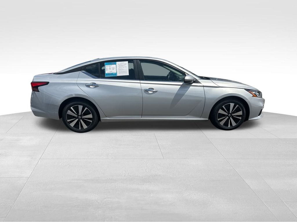 2022 Brilliant Silver Metallic Nissan Altima 2.5 SV FWD Sedan