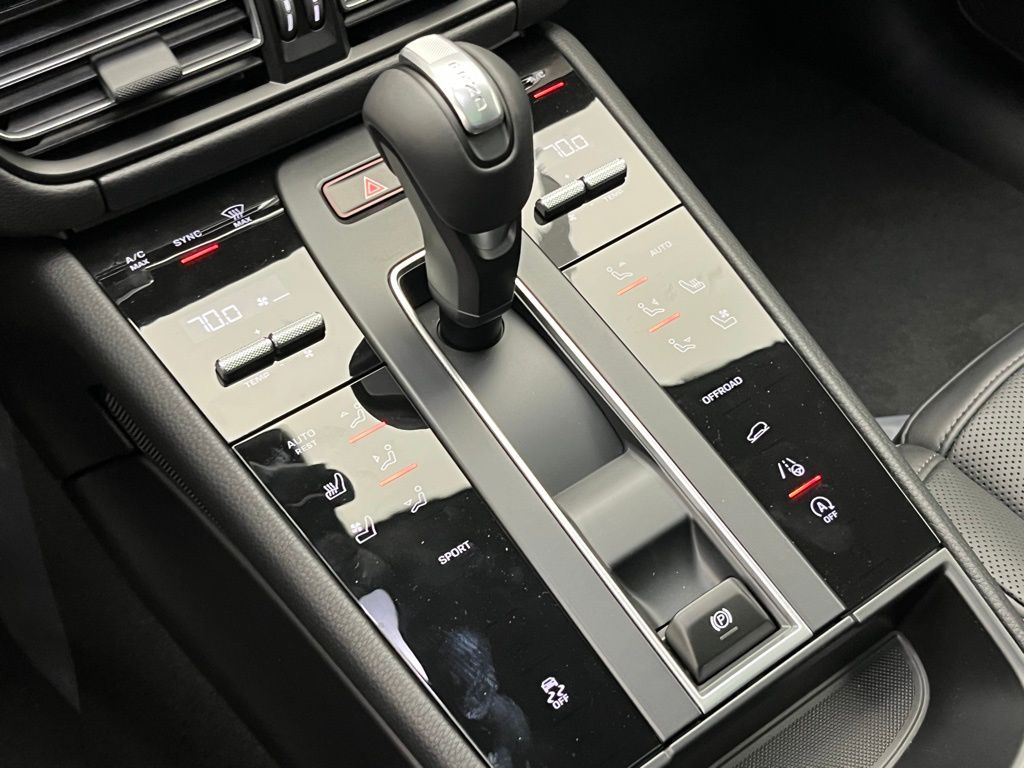 Thumbnail: 2026 Porsche Macan - 15