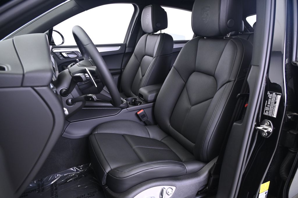 Thumbnail: 2025 Porsche Macan - 5